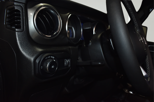 Used 2023 Jeep Wrangler Unlimited Sahara AWD/4WD image 19
