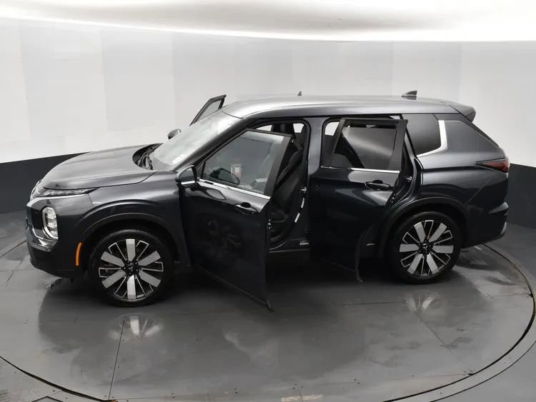 Used 2025 Mitsubishi Outlander SE image 7