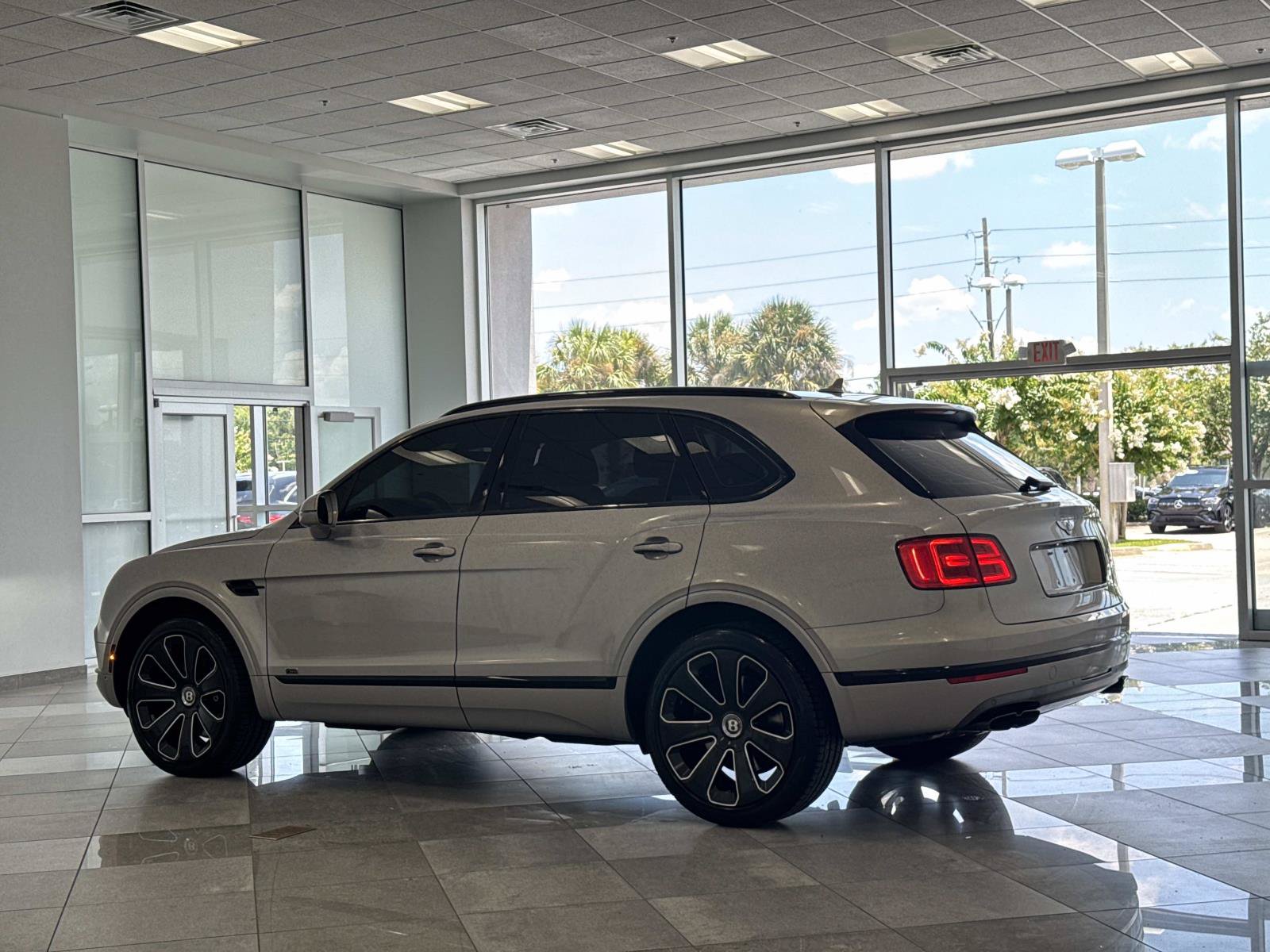 Used 2020 Bentley Bentayga Design Series AWD/4WD image 32