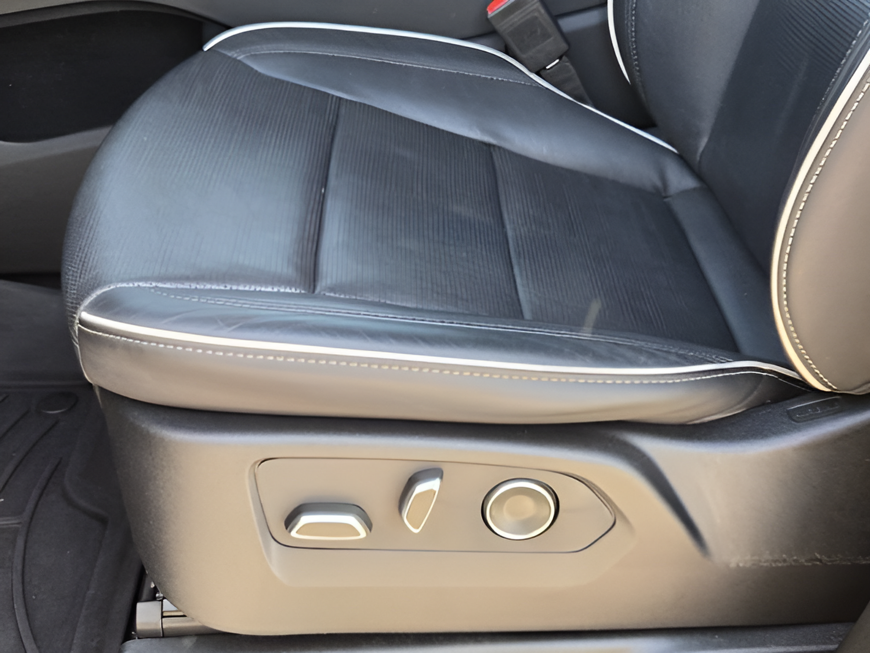 Used 2024 Cadillac Escalade Premium Luxury w/ Performance Package AWD/4WD image 18