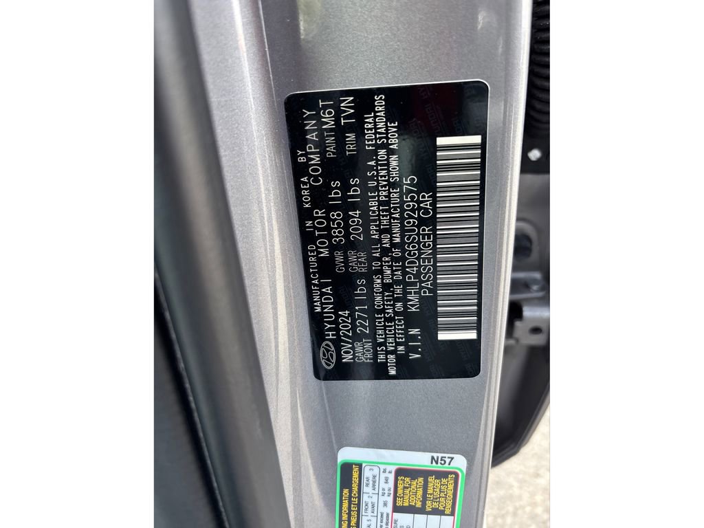 Used 2025 Hyundai Elantra Limited image 12