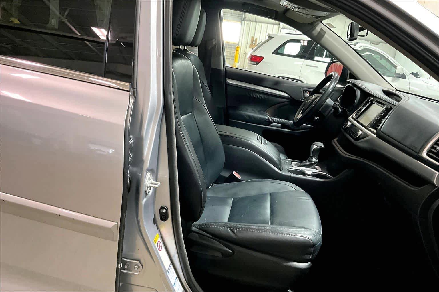Used 2014 Toyota Highlander XLE image 8