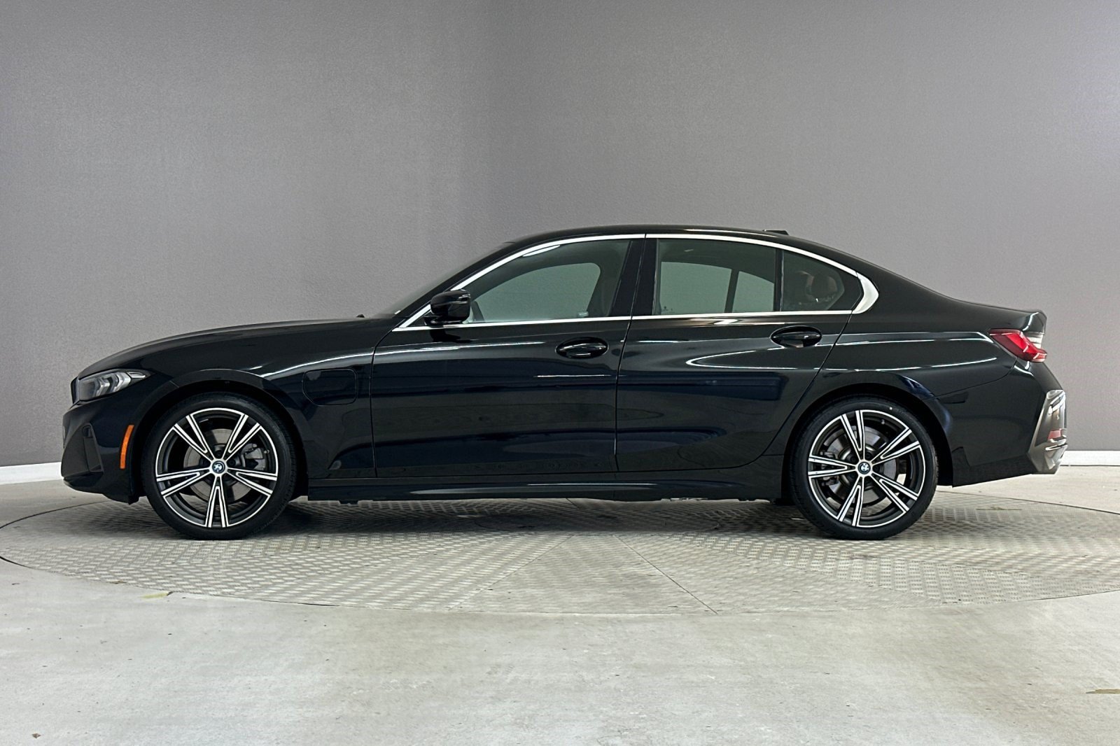 Certified 2024 BMW 330e w/ Convenience Package RWD image 2