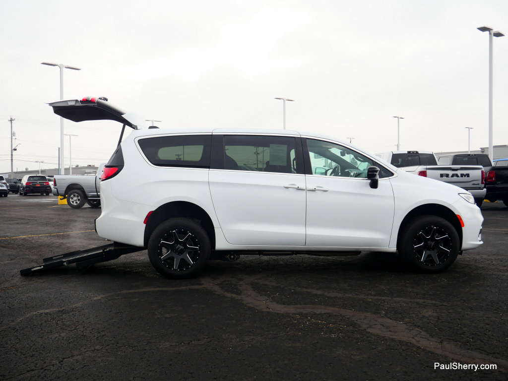 Used 2024 Chrysler Pacifica Touring image 9