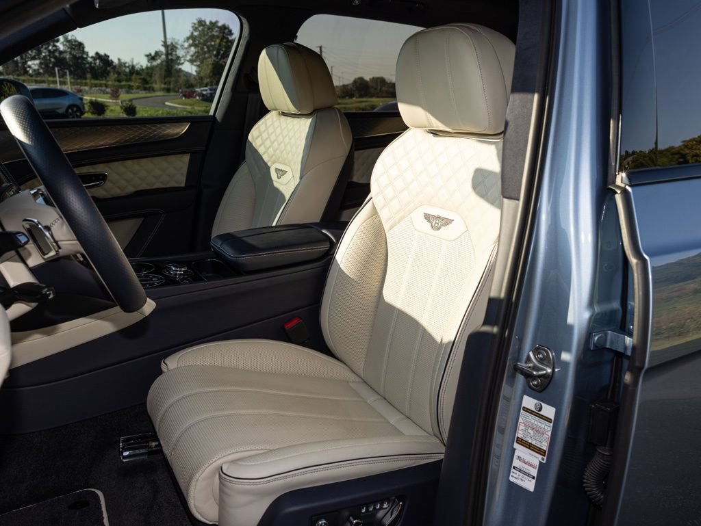 Used 2023 Bentley Bentayga AWD/4WD image 29