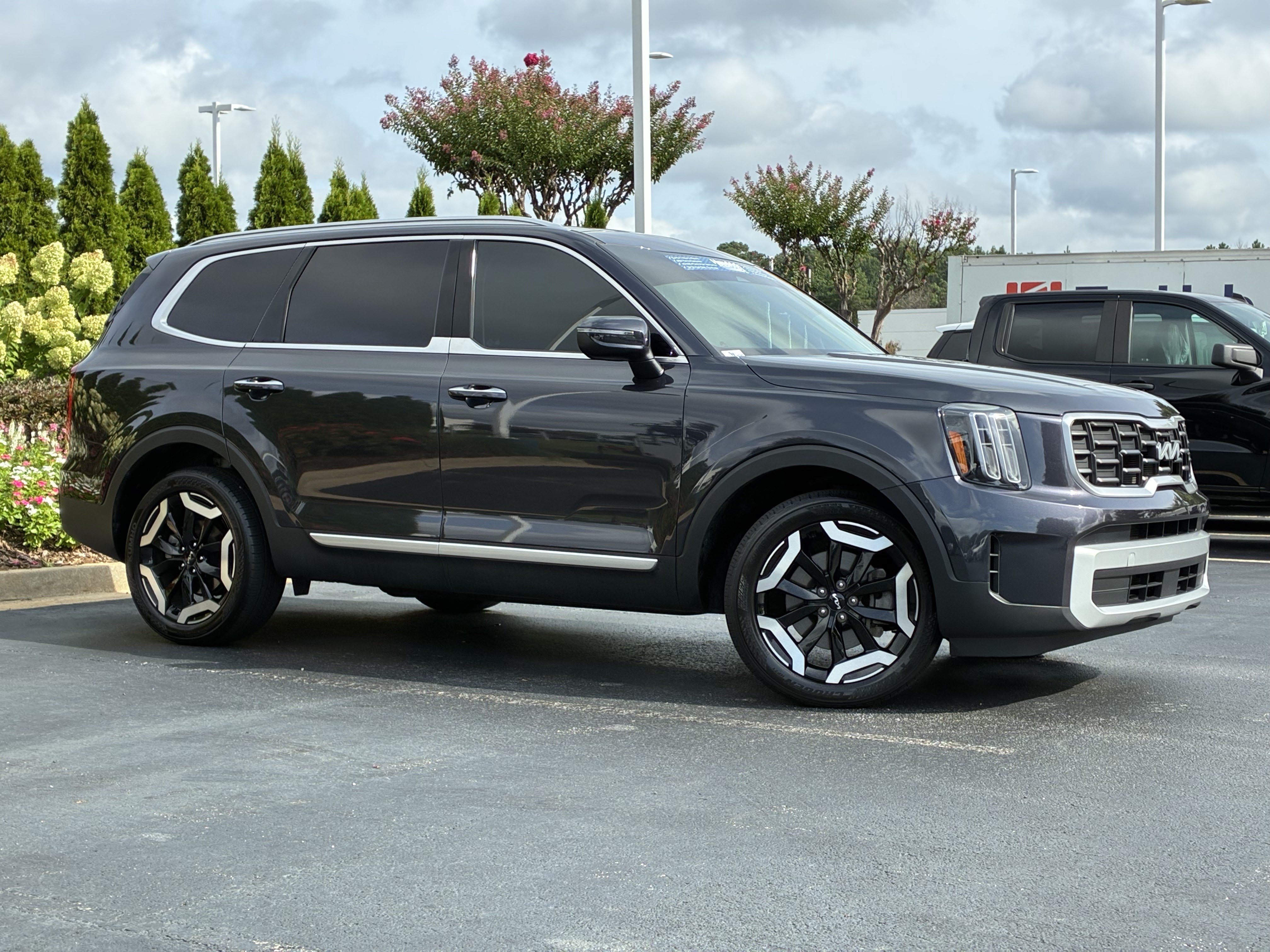 Used 2025 Kia Telluride S FWD image 3