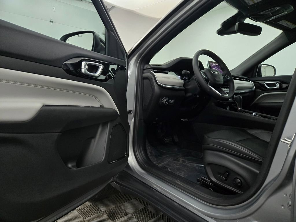 Used 2024 Jeep Compass Limited image 19