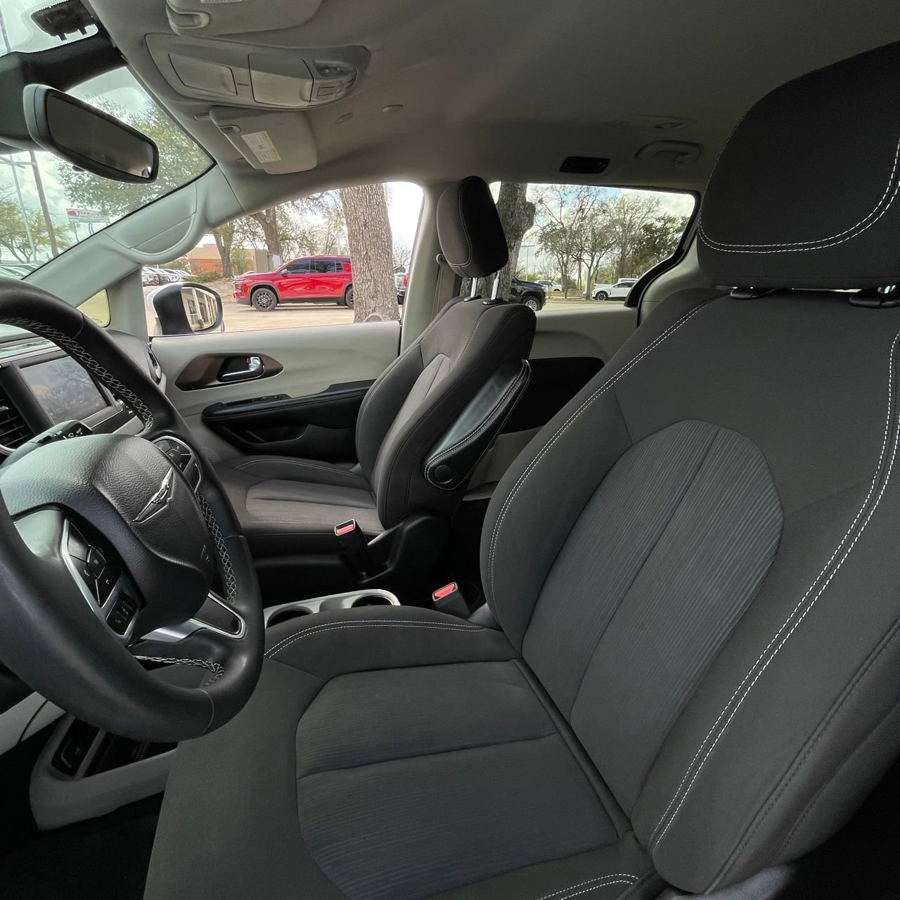 Used 2023 Chrysler Voyager LX image 20