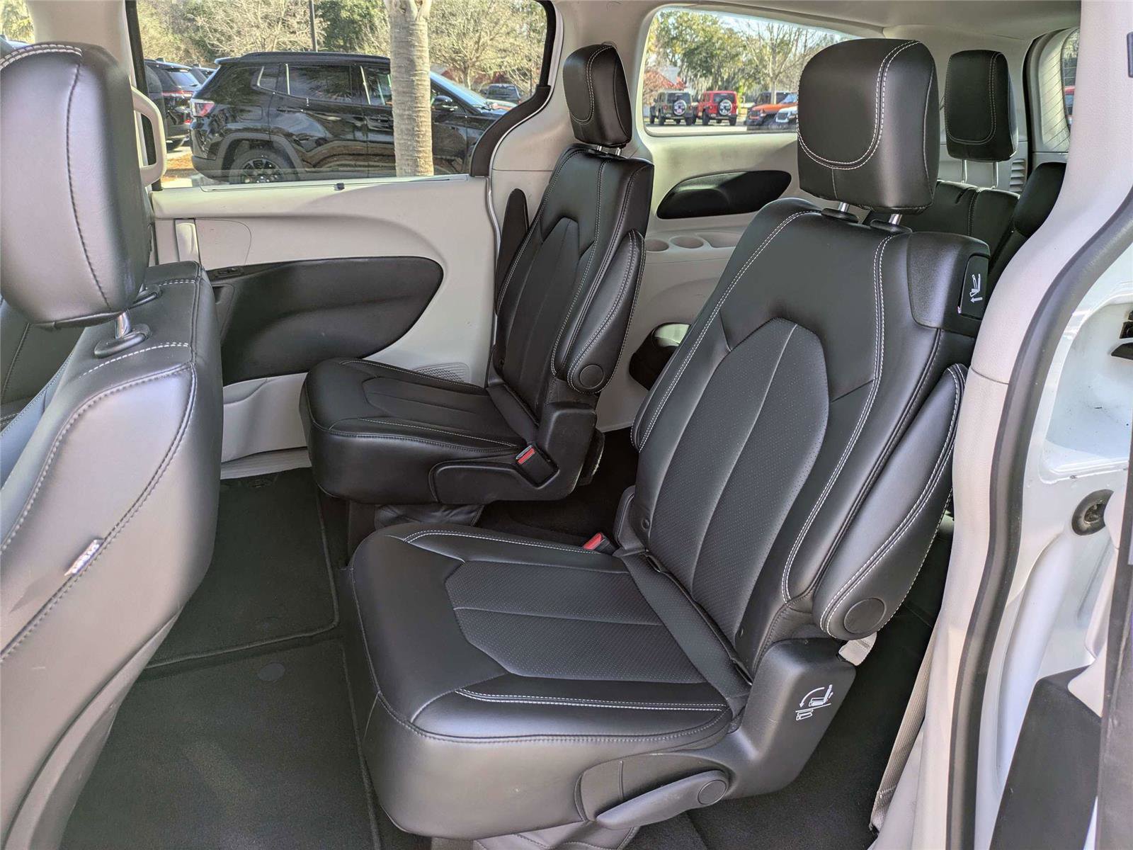 Used 2024 Chrysler Pacifica Touring-L image 17