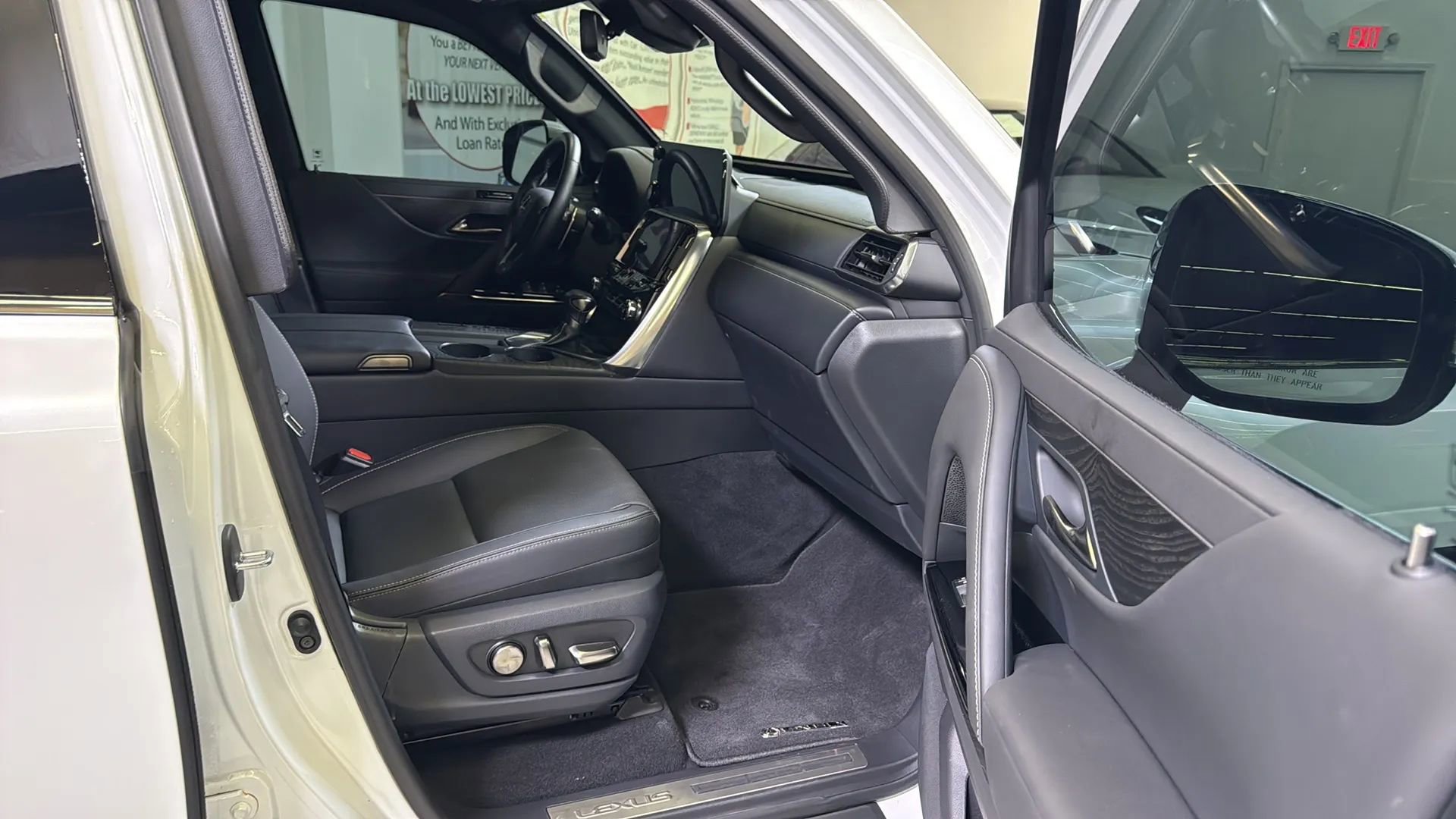 Used 2022 Lexus LX 600 4WD w/ Premium Package image 15