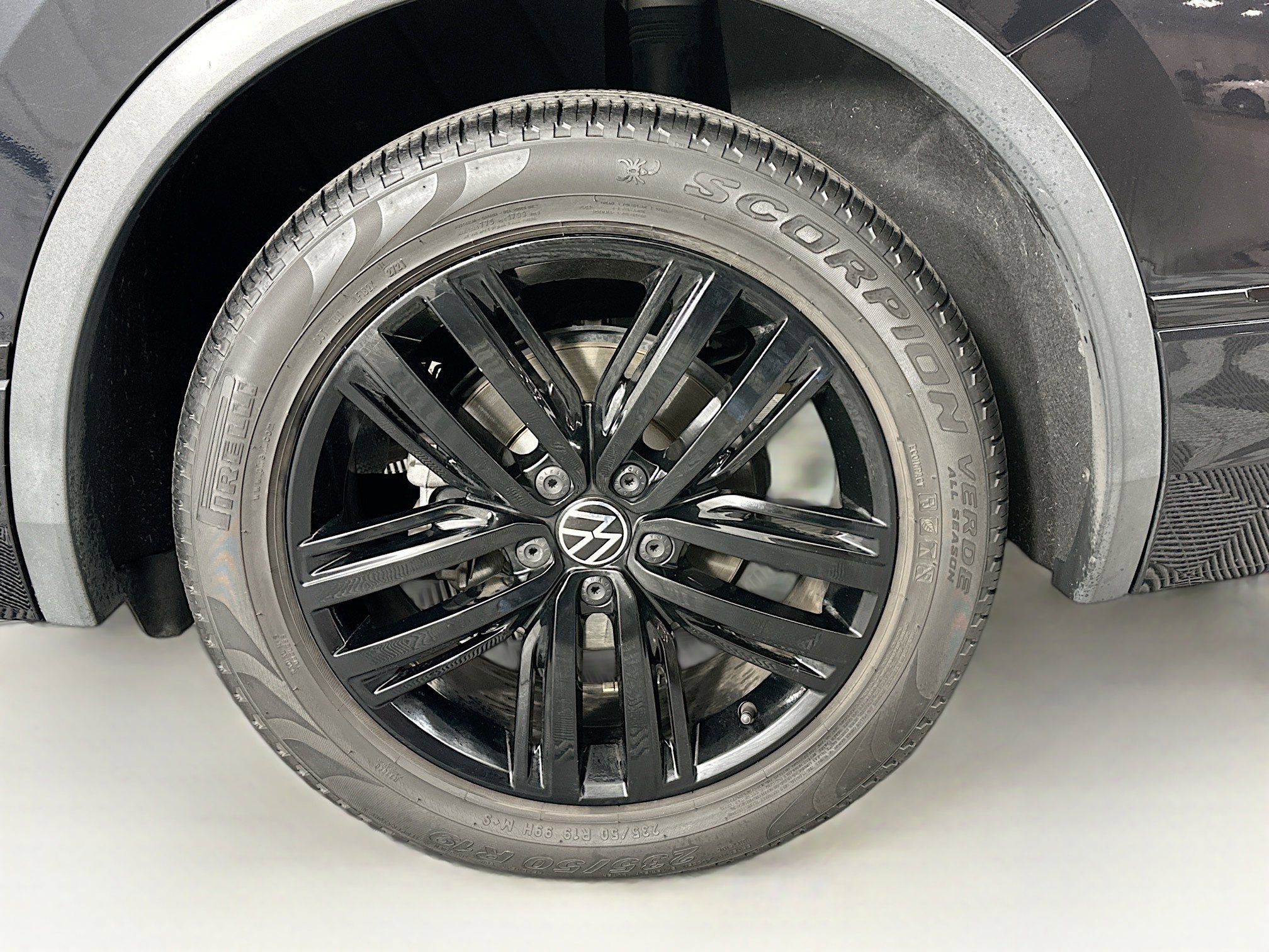 Used 2022 Volkswagen Tiguan SE R-Line image 11