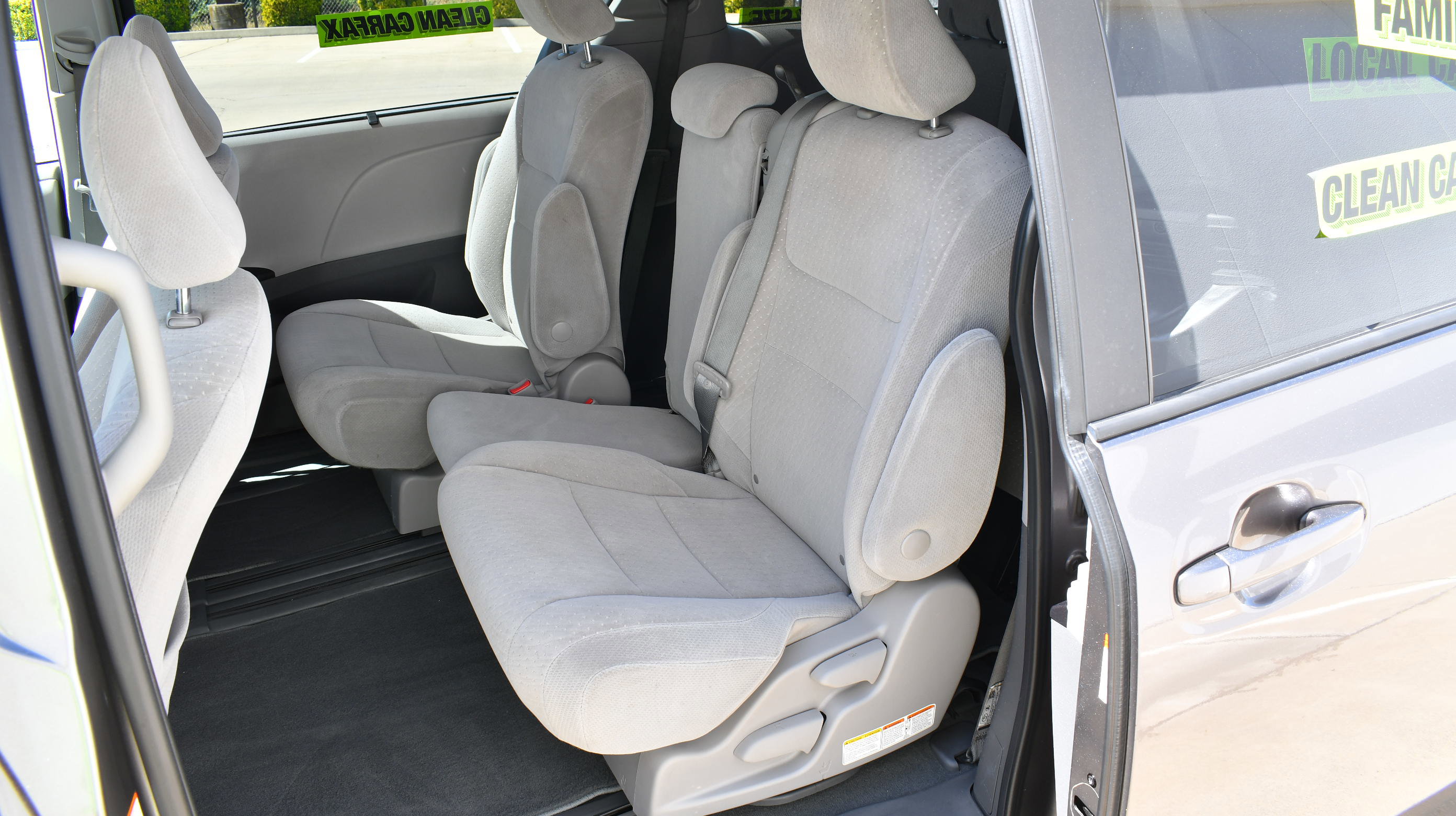 Used 2020 Toyota Sienna LE w/ Carpet Mat Package image 22