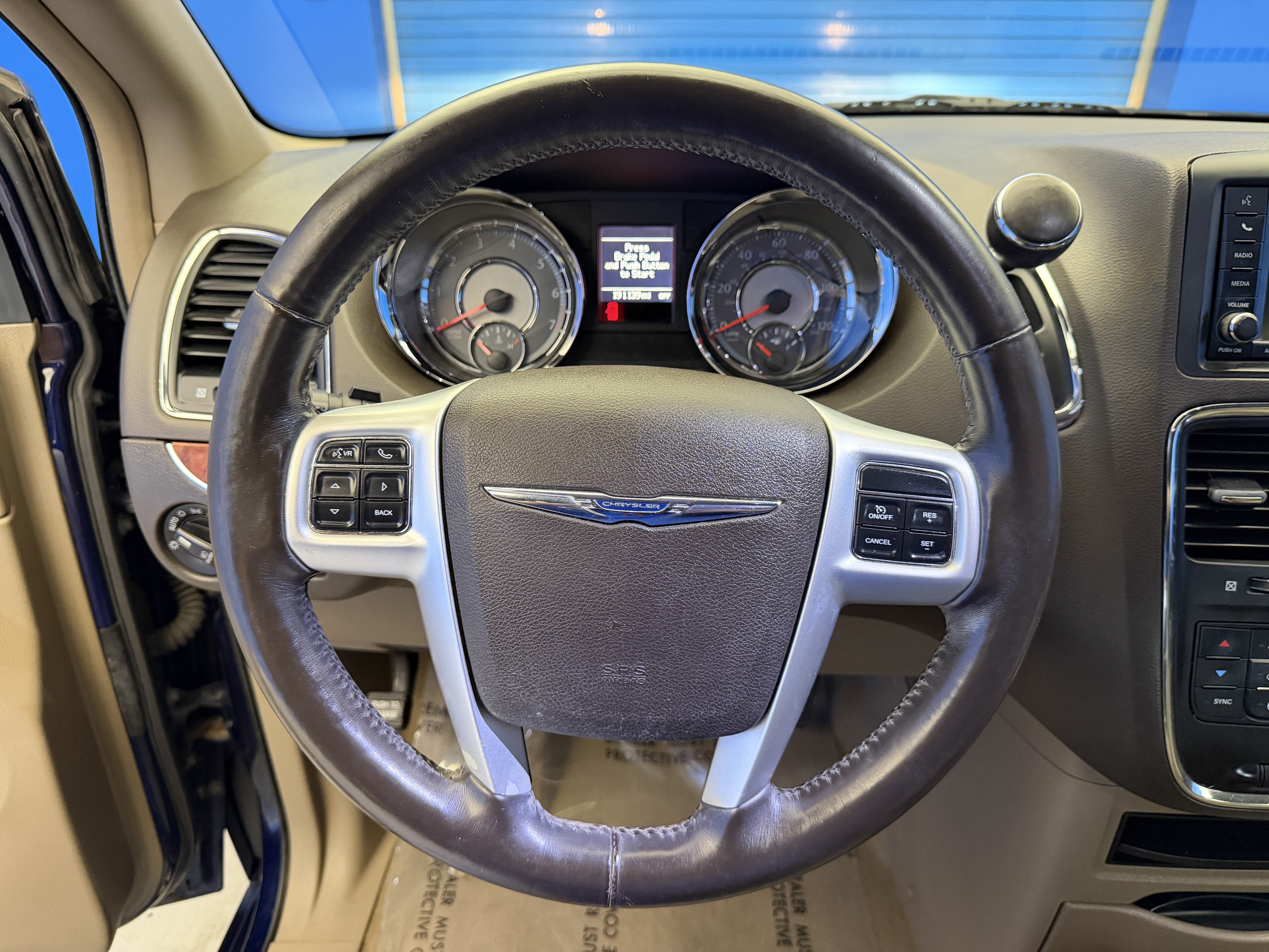 Used 2015 Chrysler Town & Country Touring w/ Driver Convenience Group FWD image 16