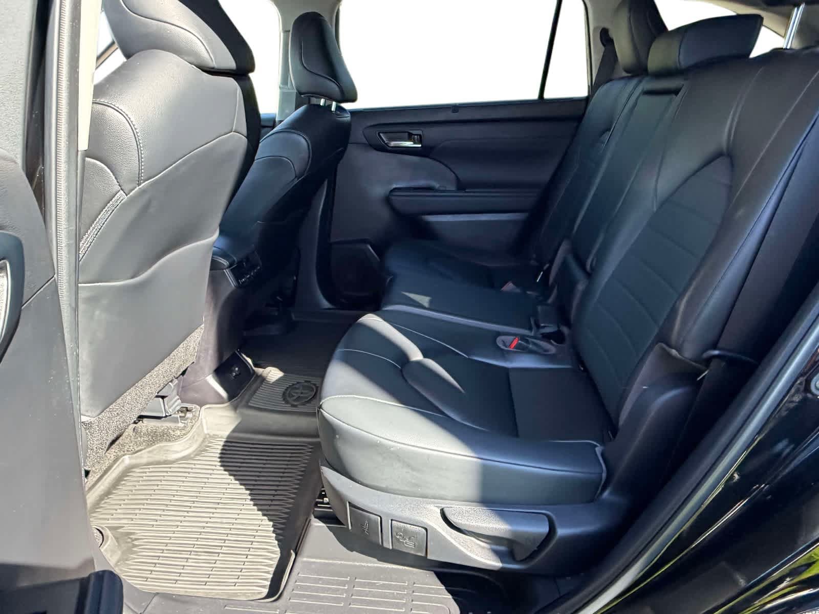 Used 2023 Toyota Highlander XLE AWD/4WD image 14