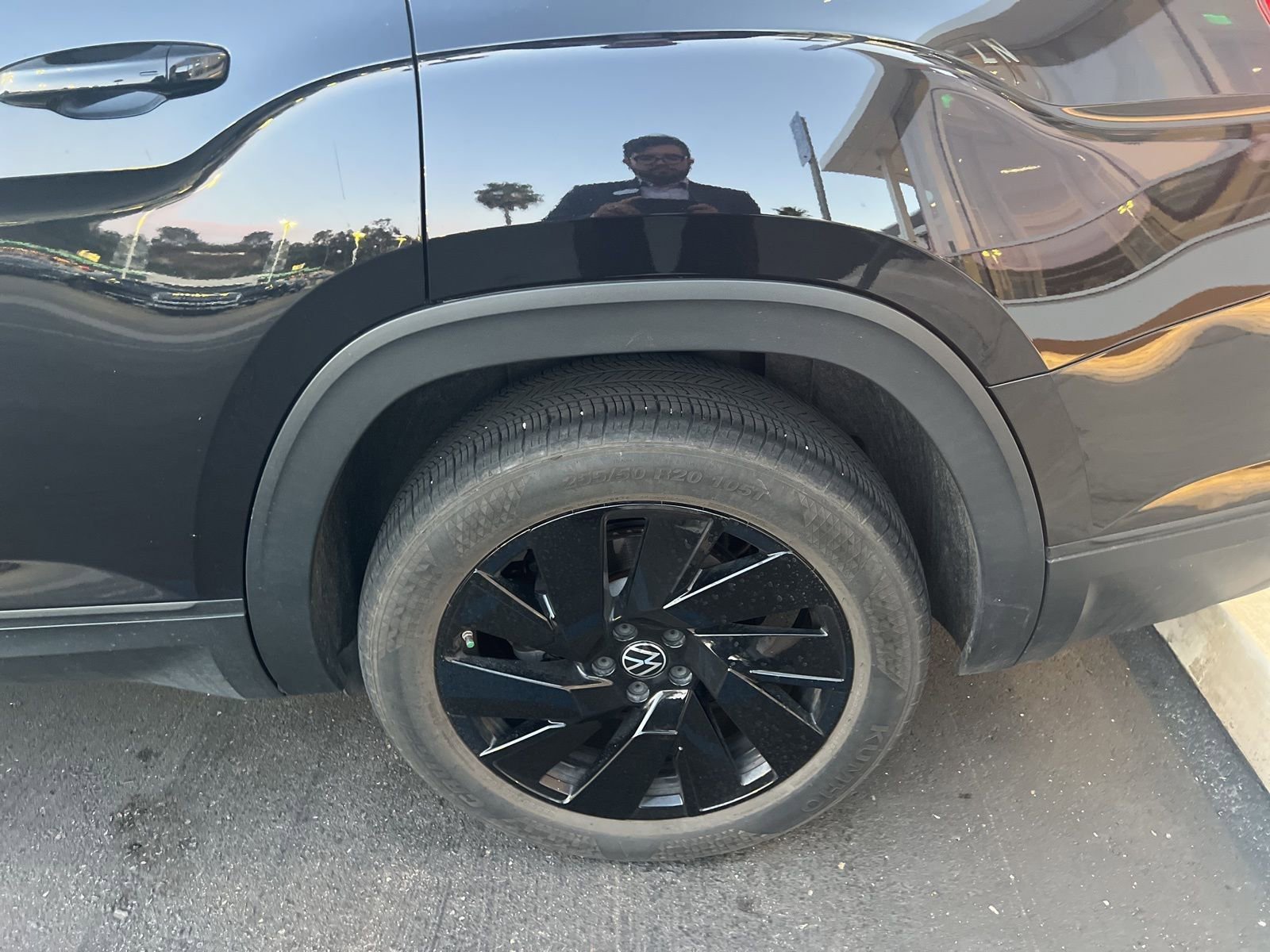 Used 2024 Volkswagen Atlas SE w/ Panoramic Sunroof Package image 9