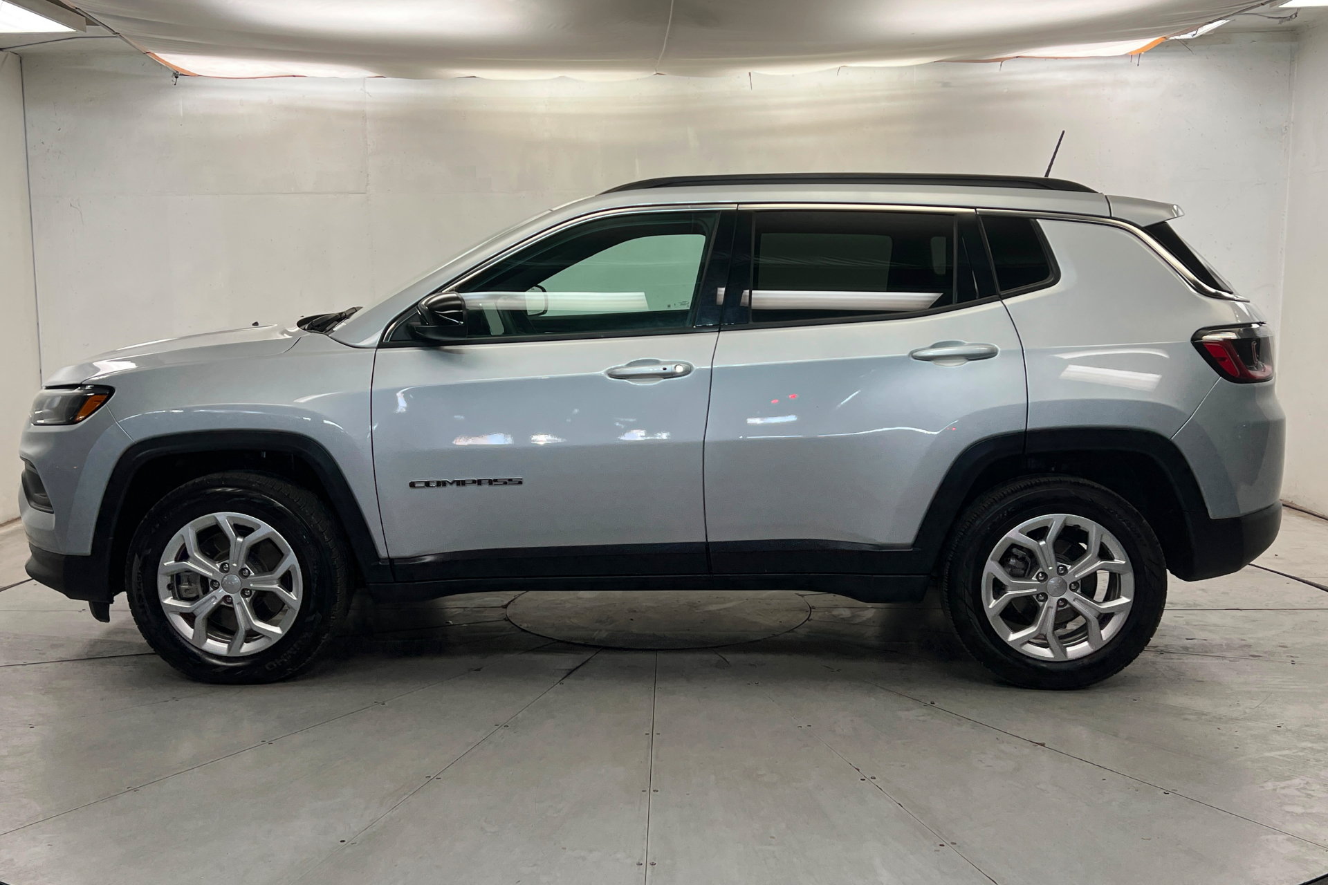 Used 2024 Jeep Compass Latitude AWD/4WD image 2