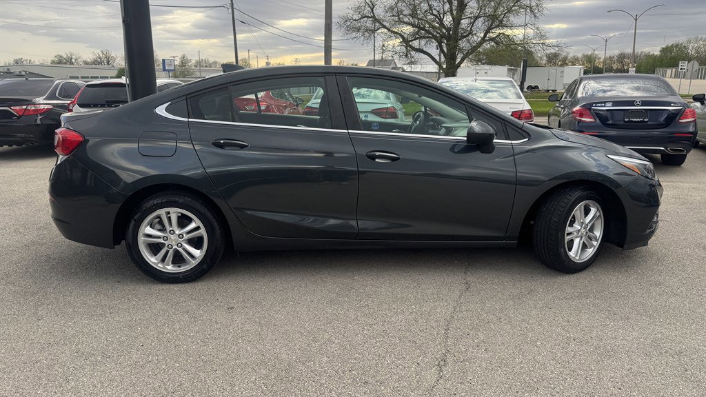 Used 2018 Chevrolet Cruze LT w/ LT Convenience Package FWD image 9