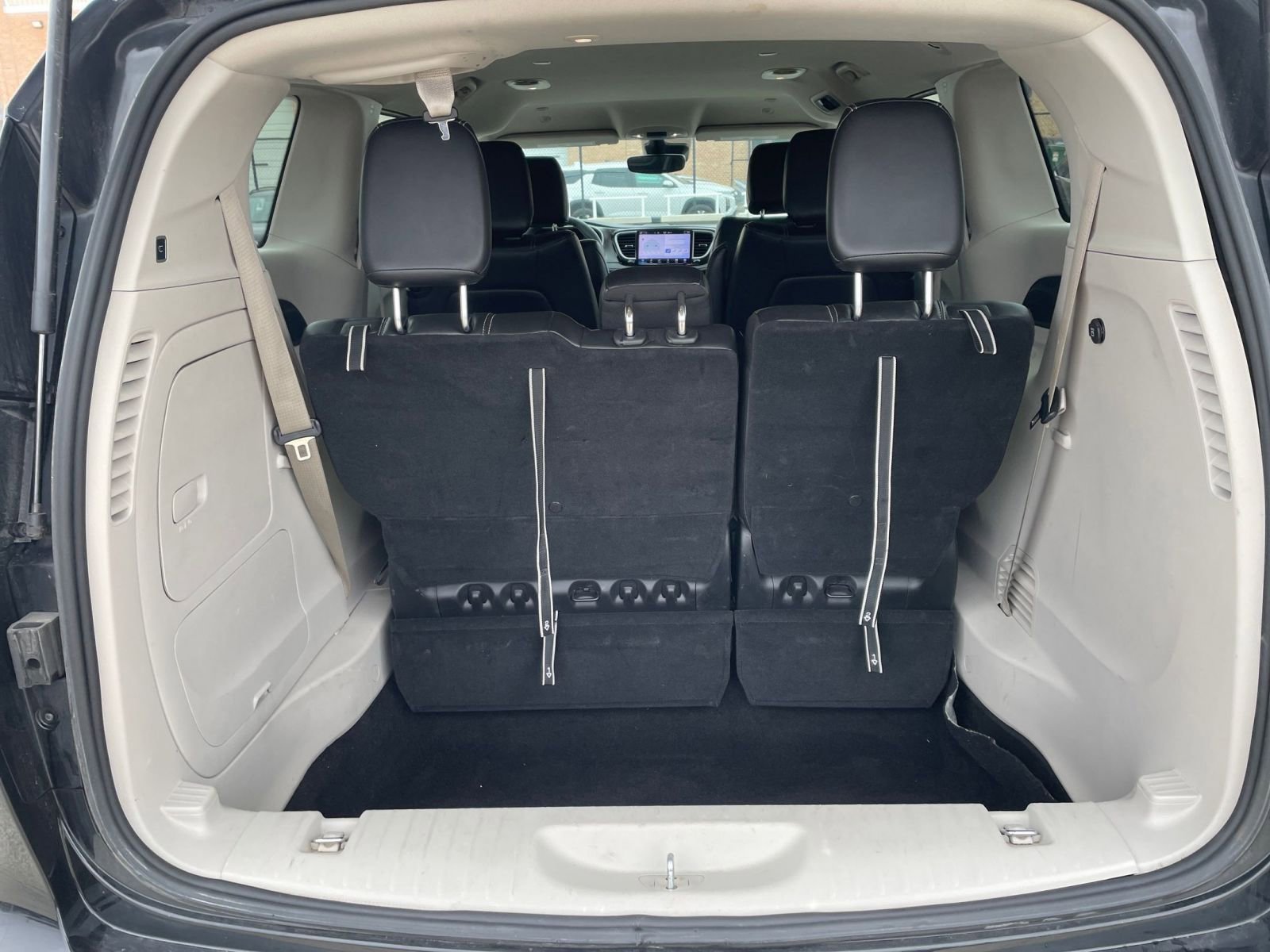 Used 2023 Chrysler Pacifica Touring-L image 34