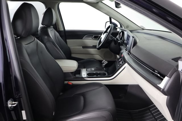 Used 2023 Kia Carnival LX FWD image 19