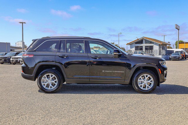 Used 2023 Jeep Grand Cherokee Limited image 3