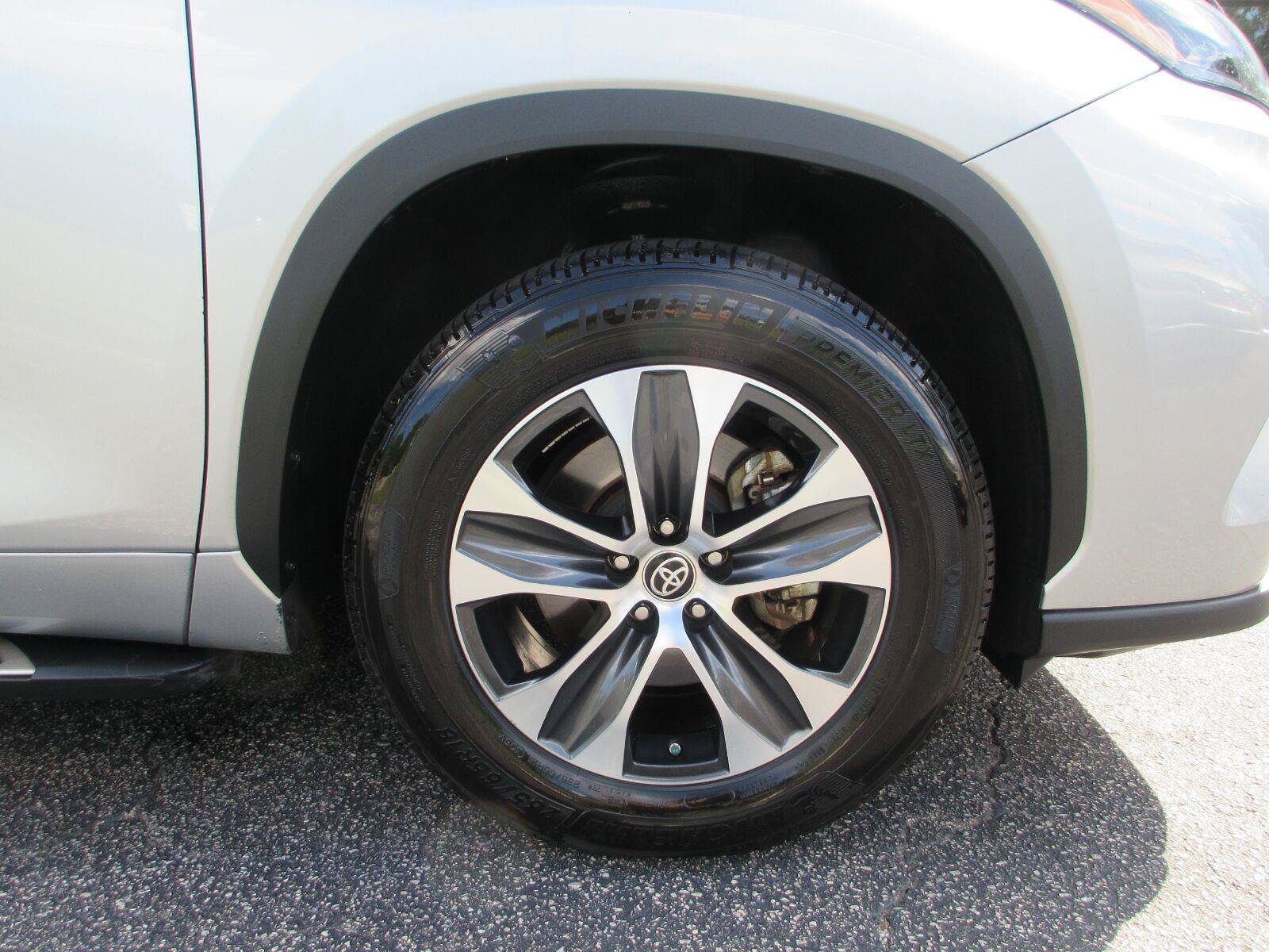 Used 2023 Toyota Highlander XLE FWD image 24