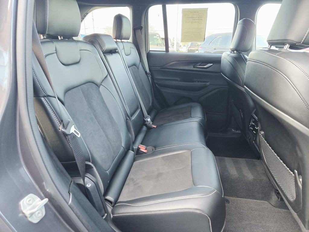 Used 2023 Jeep Grand Cherokee Altitude image 16