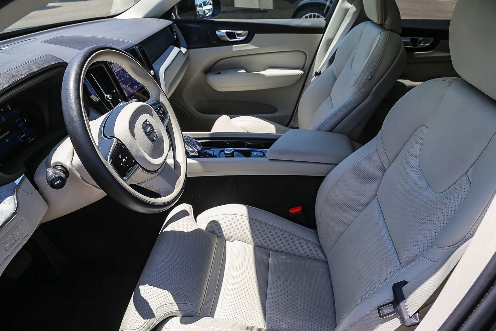 Used 2025 Volvo XC60 T8 Ultra w/ Protection Package Premier AWD/4WD image 5