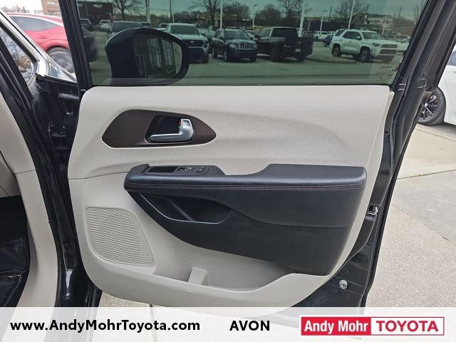 Used 2018 Chrysler Pacifica Touring-L Plus image 33