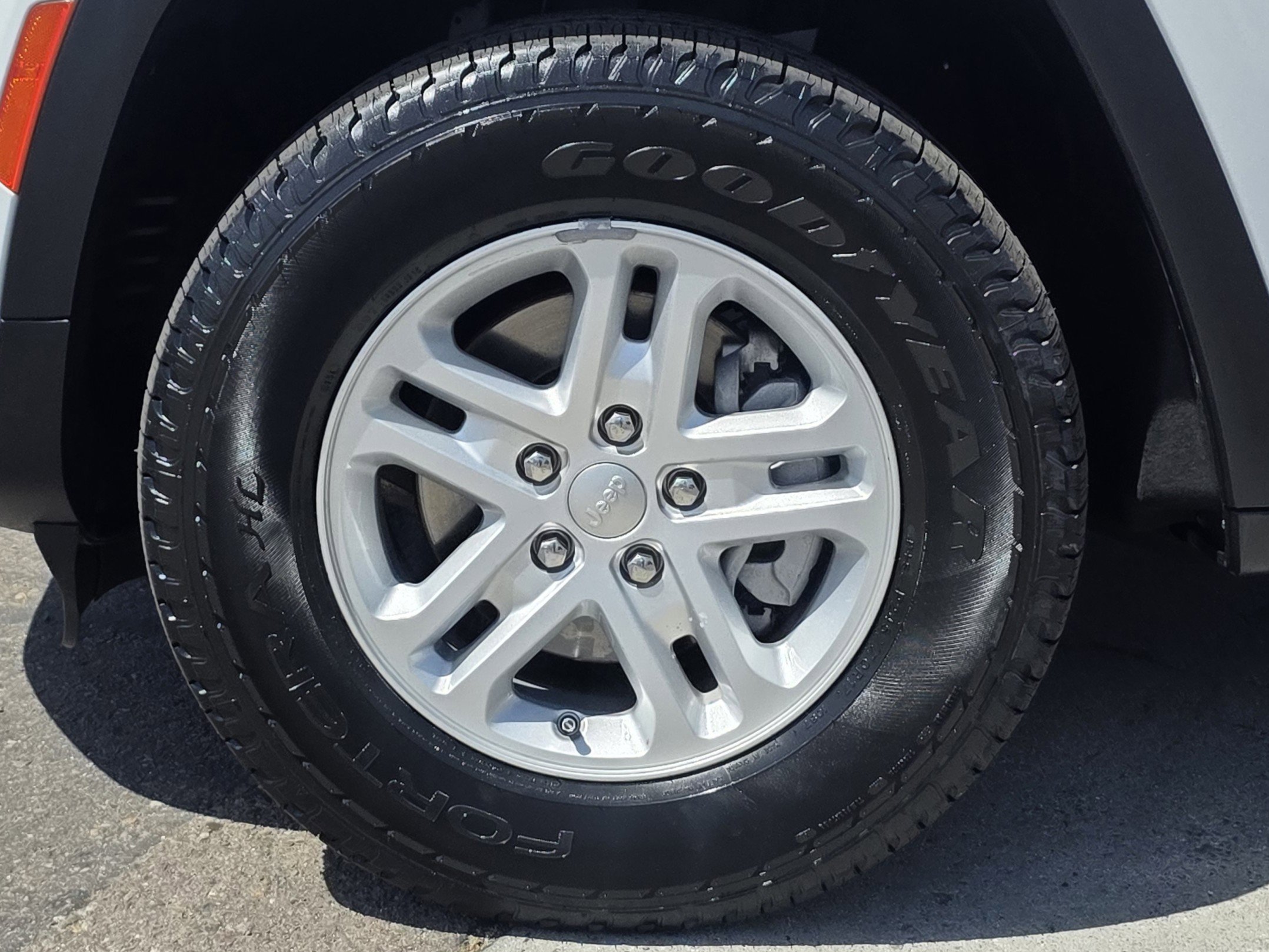 Certified 2023 Jeep Grand Cherokee Laredo RWD image 9