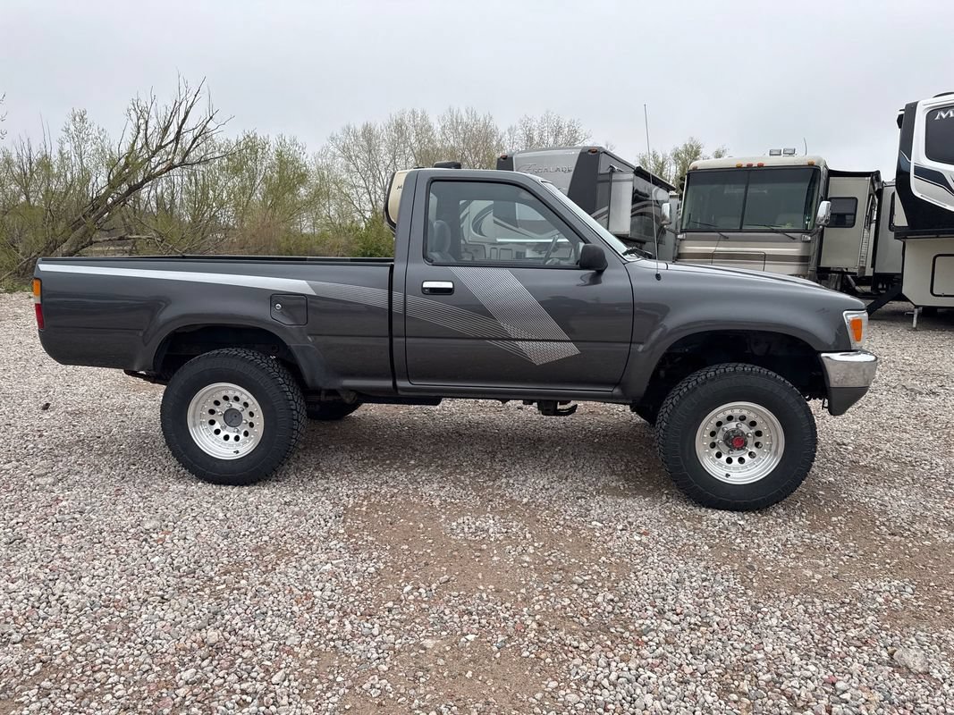 Used 1989 Toyota Pickup Deluxe AWD/4WD image 2