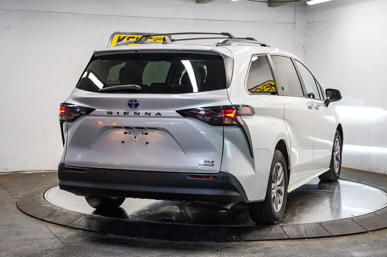 Used 2023 Toyota Sienna XLE FWD image 6