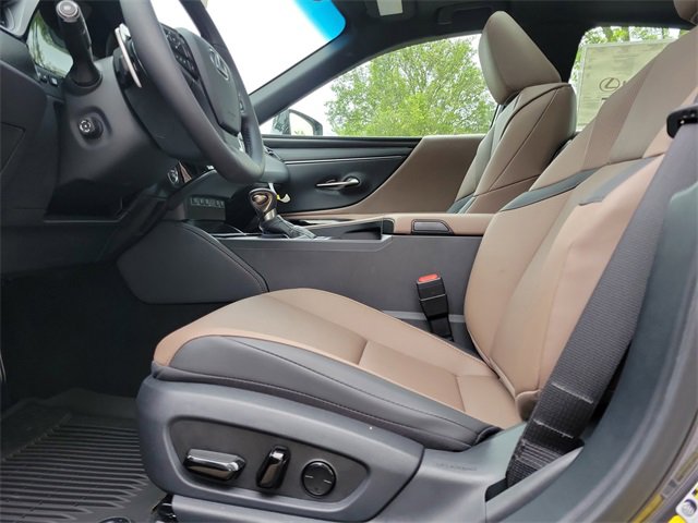 New 2025 Lexus ES 300h w/ Premium Package image 16