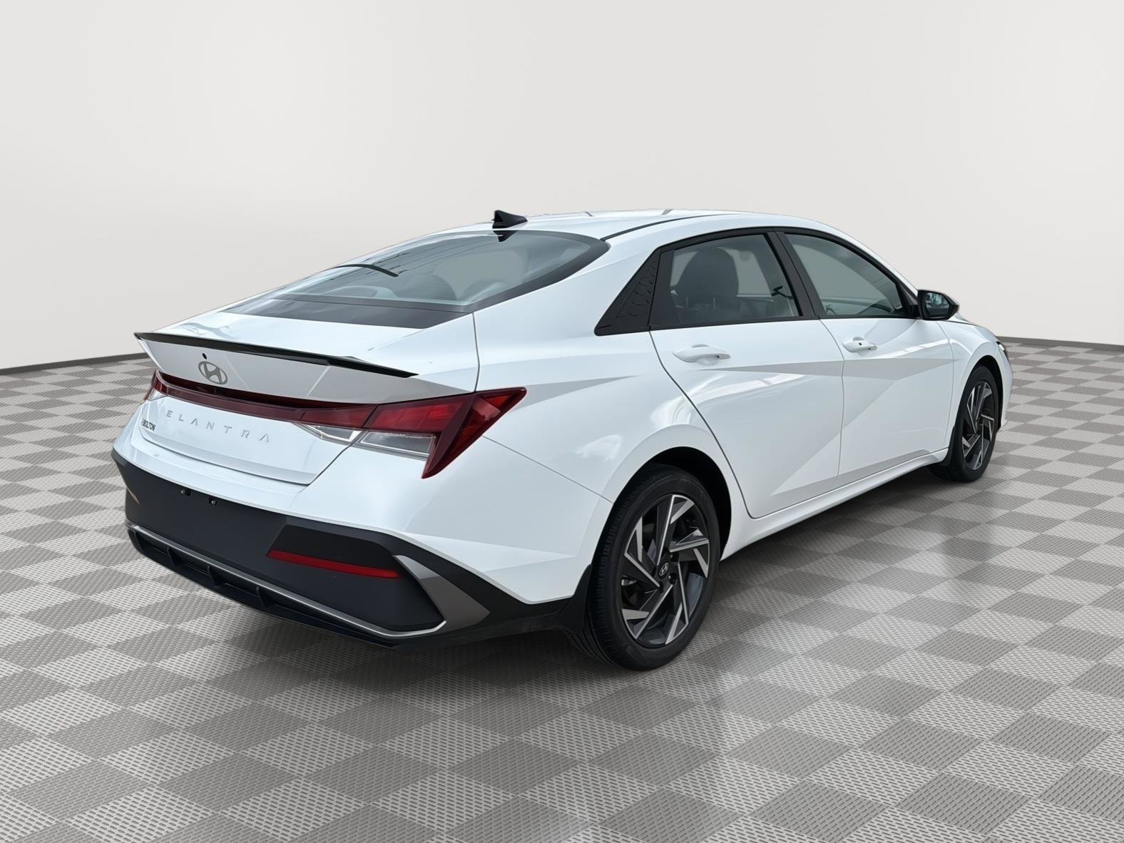 Used 2025 Hyundai Elantra Sport image 5