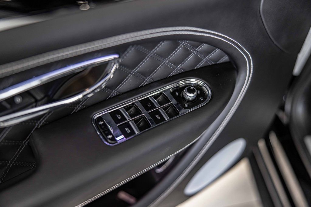 Used 2022 Bentley Bentayga image 35