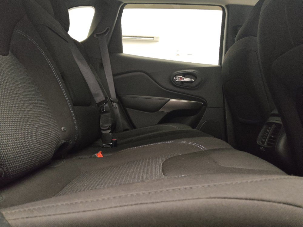 Used 2019 Jeep Cherokee Latitude w/ Cold Weather Group FWD image 19