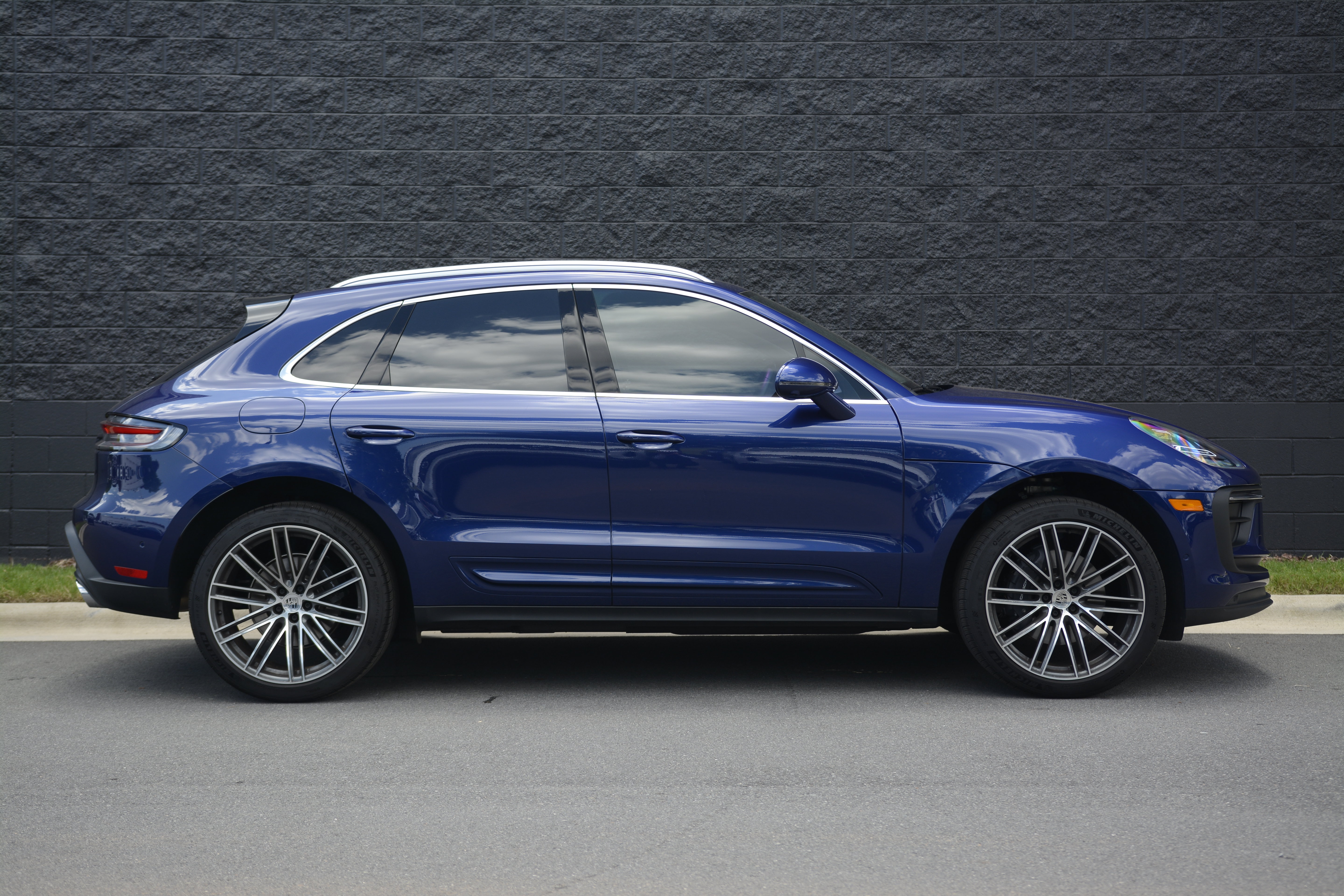 Certified 2026 Porsche Macan AWD/4WD image 8