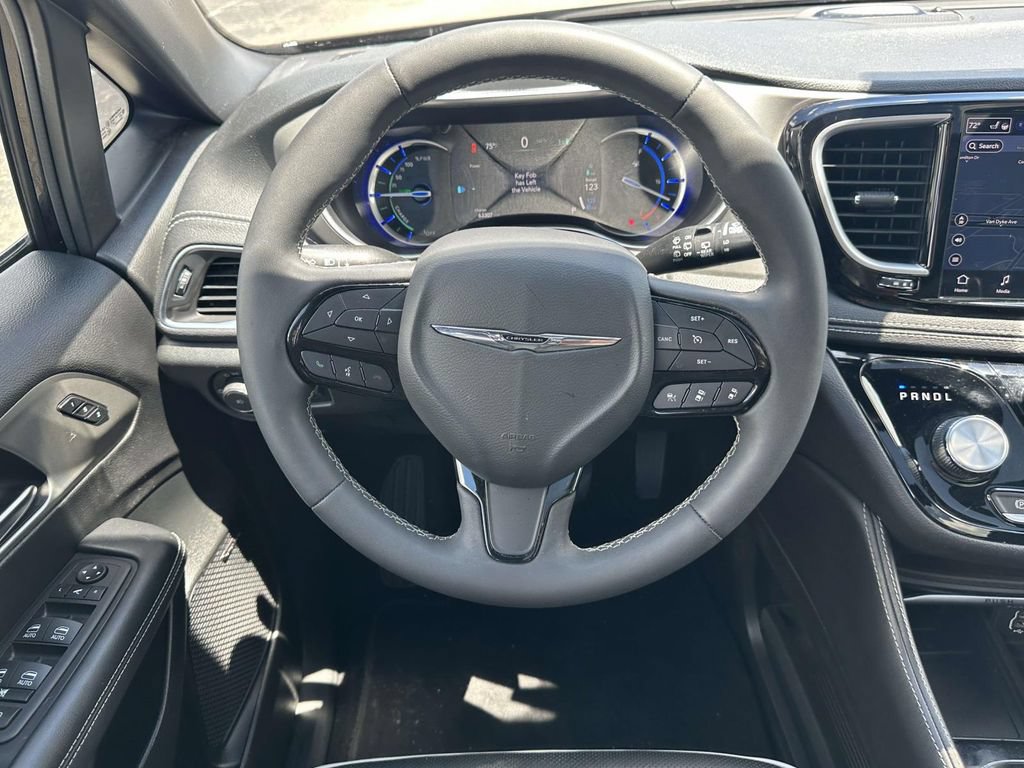 Used 2023 Chrysler Pacifica Limited w/ Uconnect Theater Family Group FWD image 17