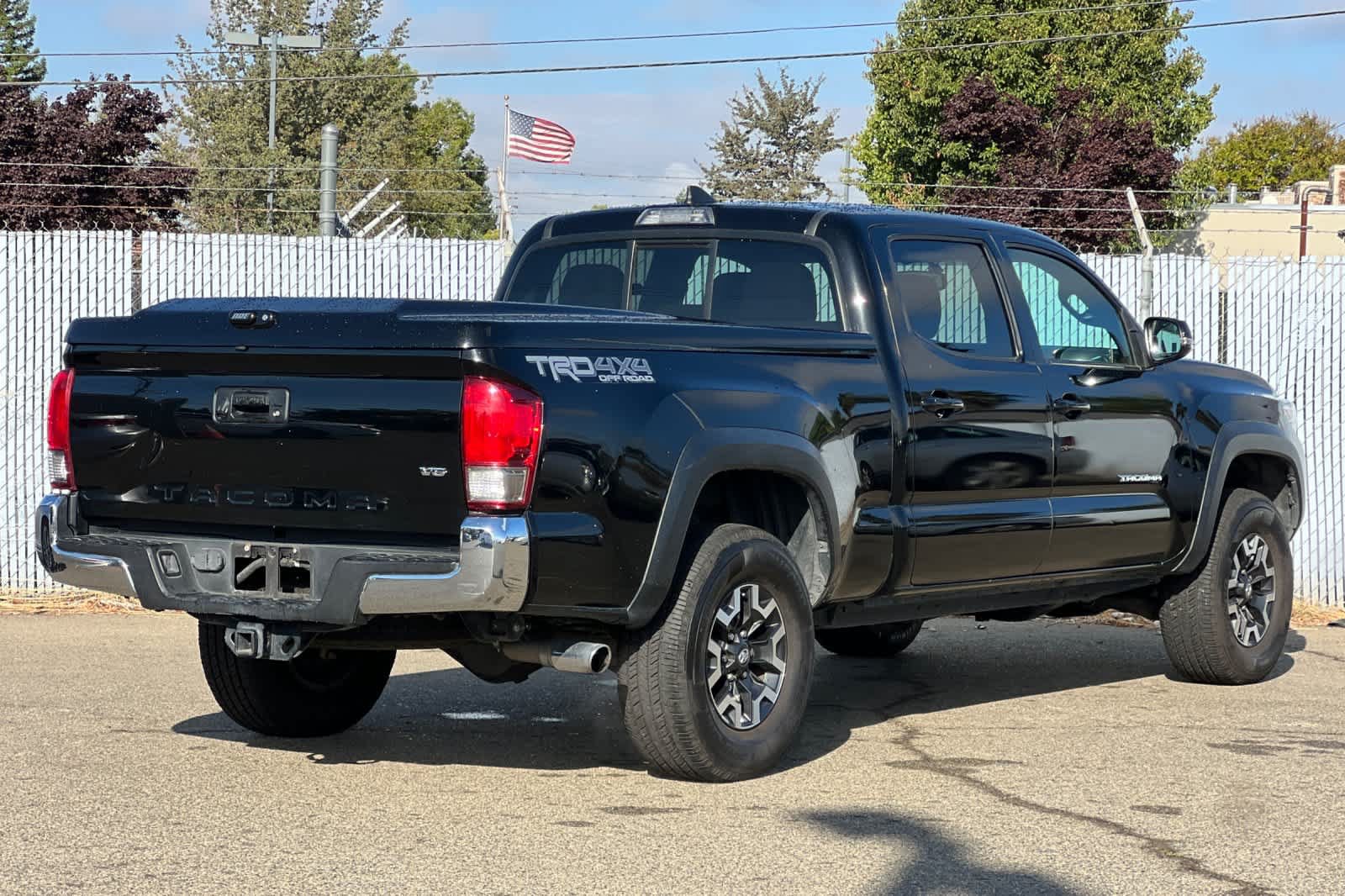 Used 2016 Toyota Tacoma TRD Off-Road w/ Towing Package AWD/4WD image 3