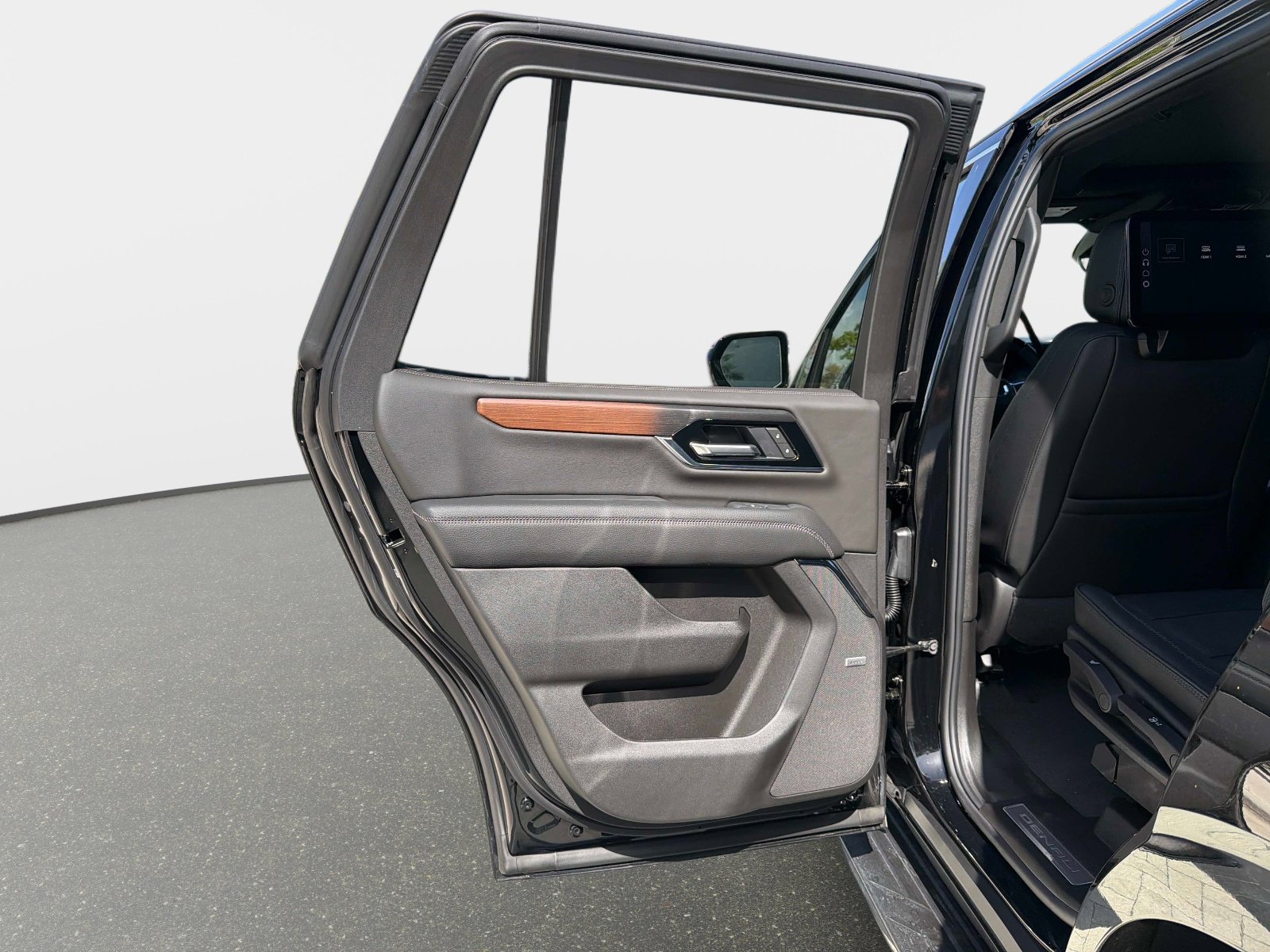 Used 2026 GMC Yukon Denali w/ Advanced Technology Package image 31