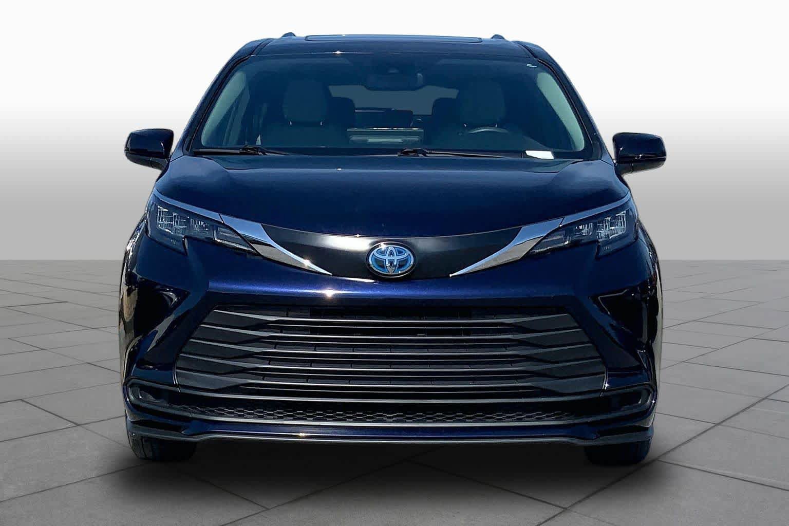 Used 2025 Toyota Sienna LE w/ LE Plus Package AWD/4WD image 4