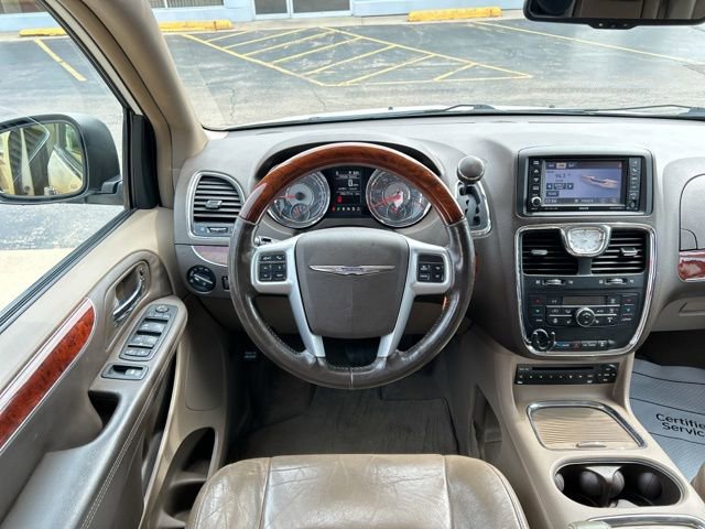 Used 2012 Chrysler Town & Country Limited image 28