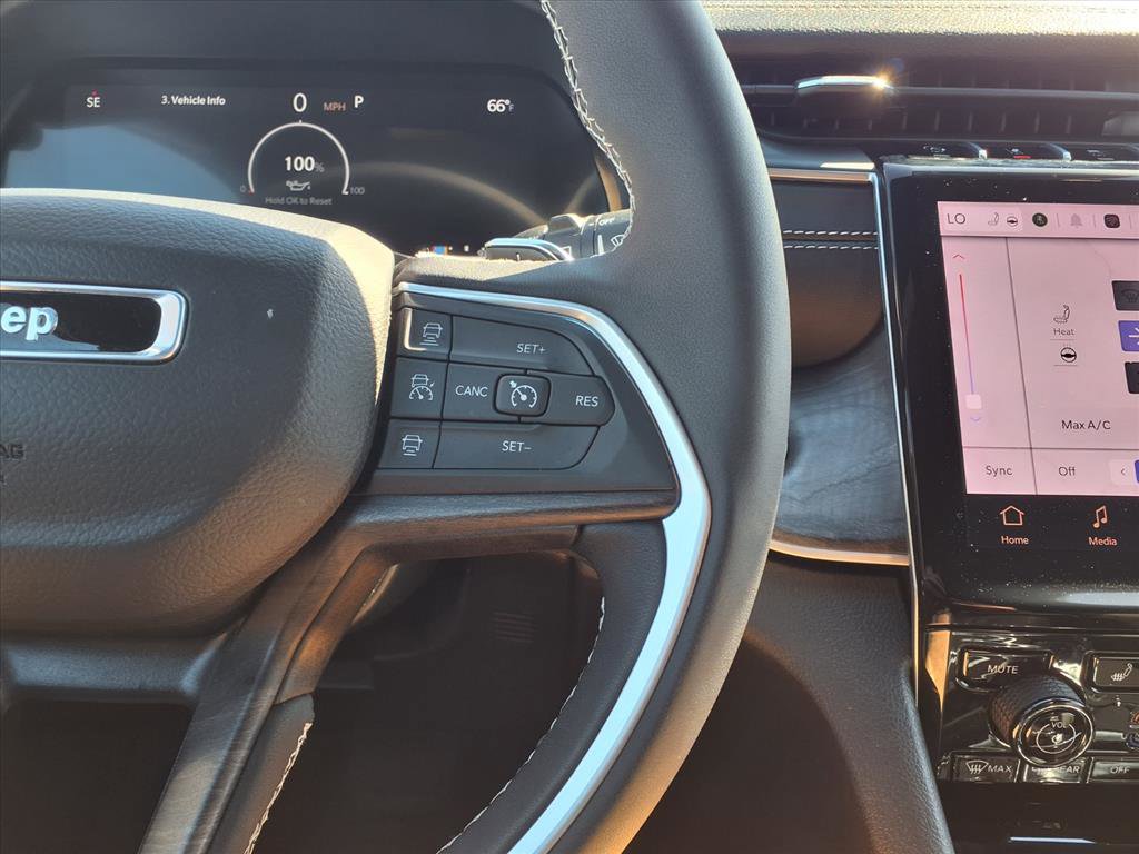 Used 2025 Jeep Grand Cherokee Limited w/ Black Appearance Package image 11