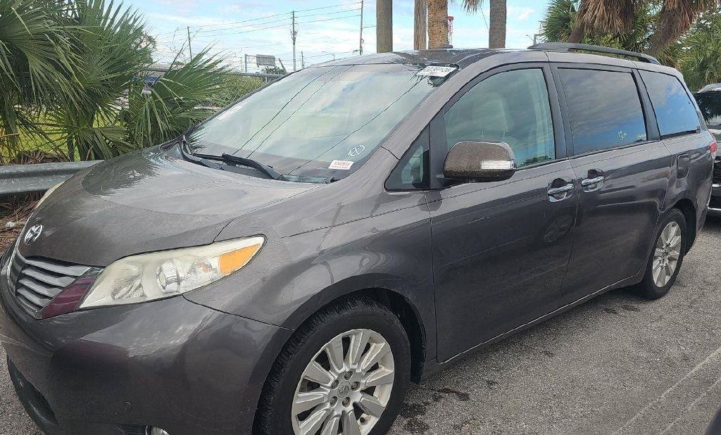 Used 2014 Toyota Sienna Limited w/ Limited Premium Package FWD image 3