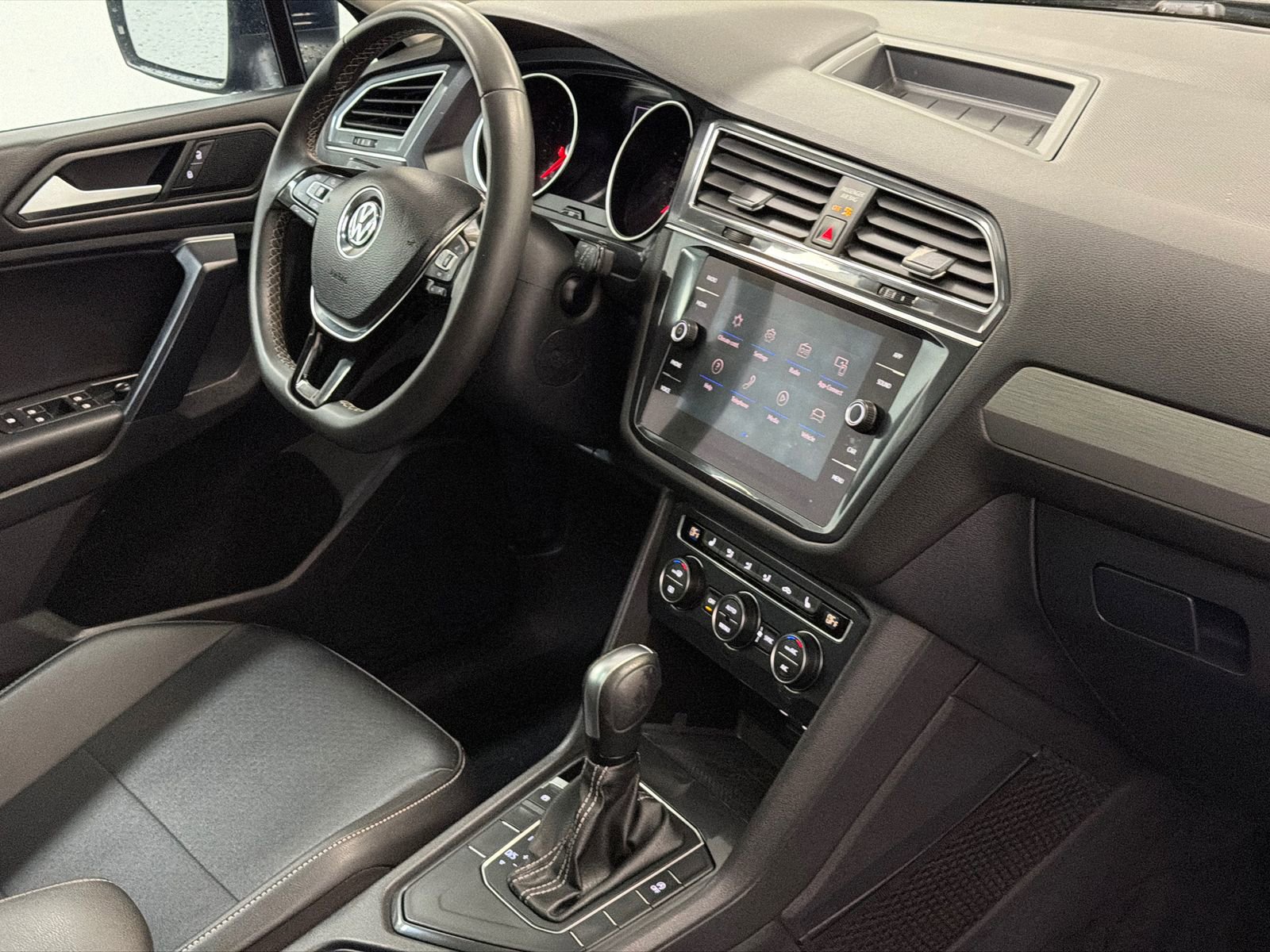 Used 2021 Volkswagen Tiguan SE FWD image 9