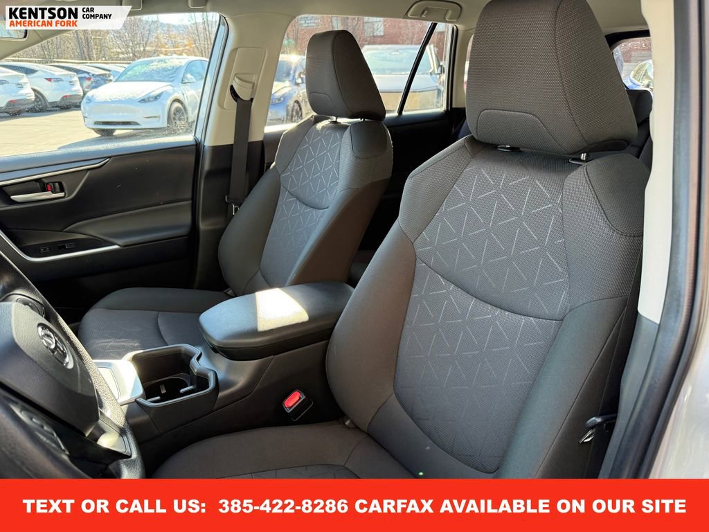 Used 2025 Toyota RAV4 XLE image 31