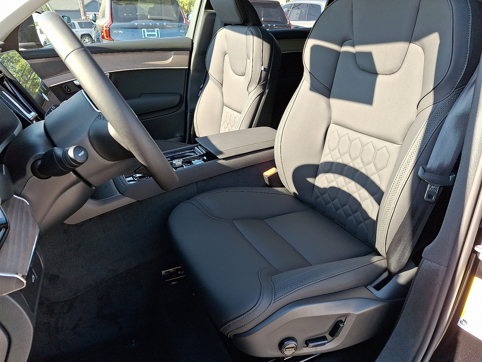 New 2026 Volvo XC90 B6 Plus w/ Protection Package Premier image 8