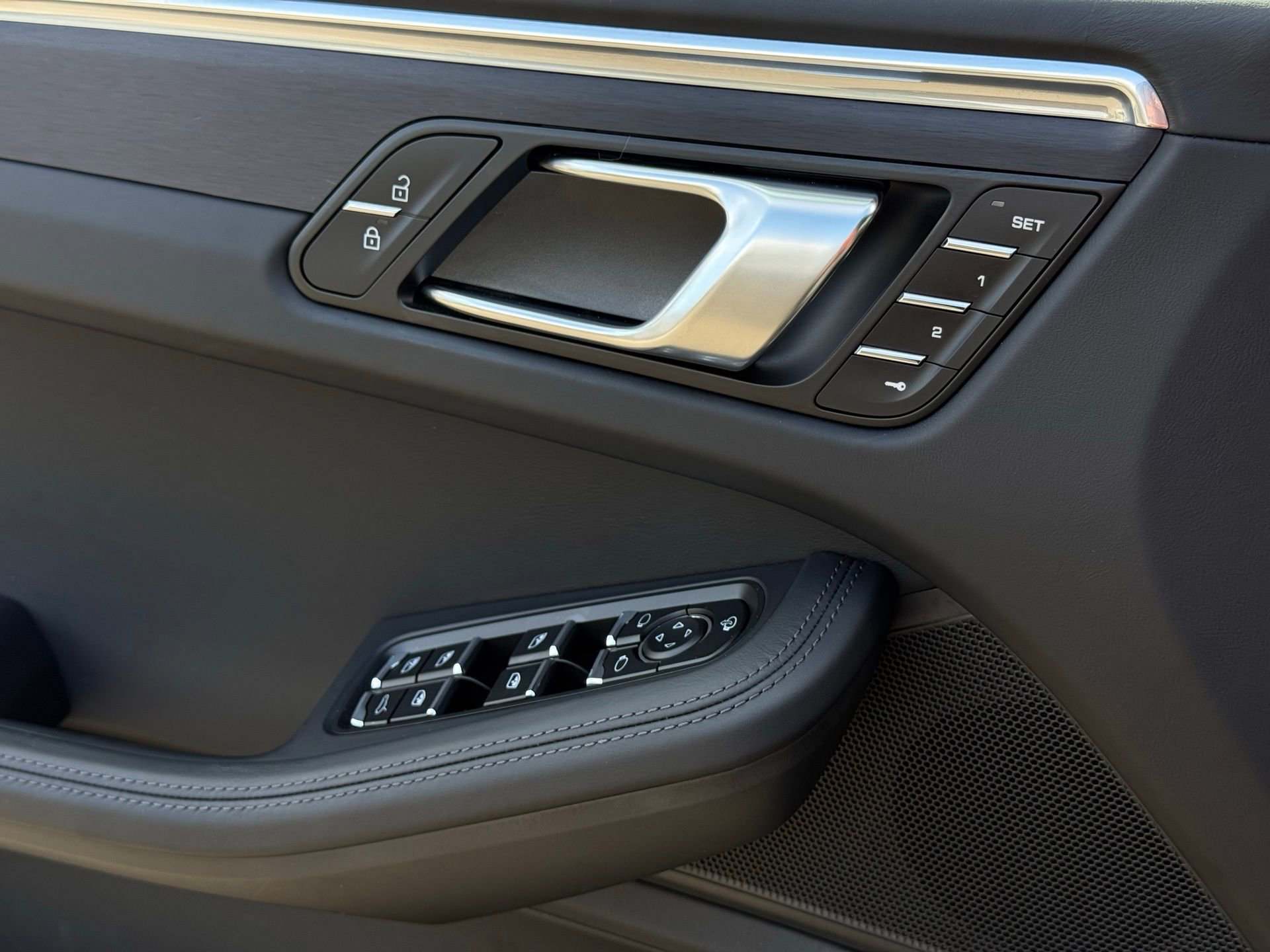 Certified 2025 Porsche Macan GTS image 27