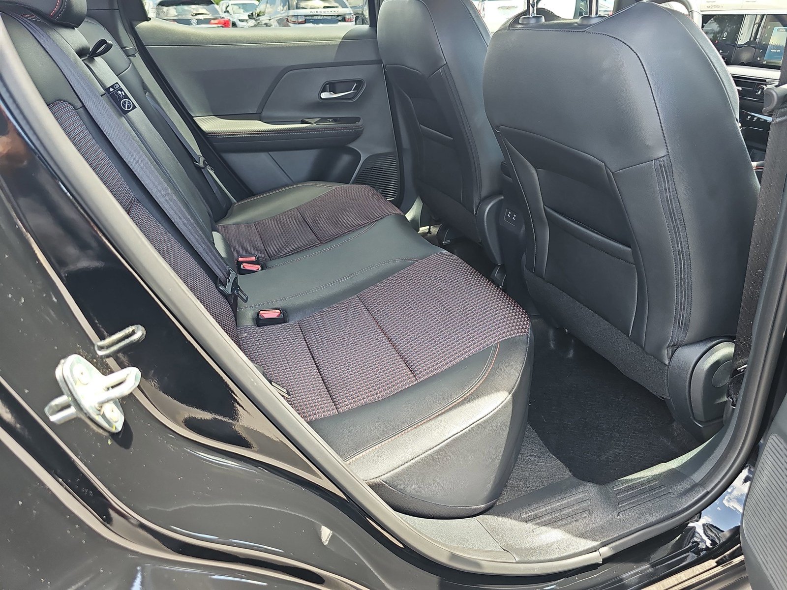 Used 2025 Nissan Kicks SR FWD image 12