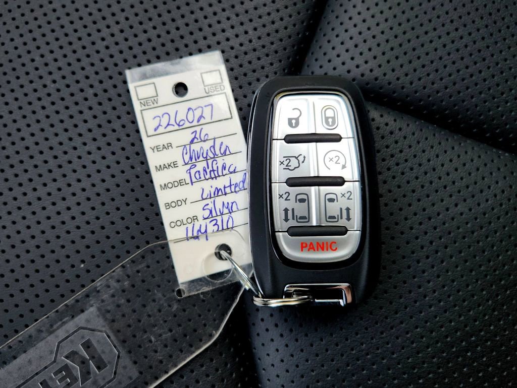 New 2026 Chrysler Pacifica Limited w/ Uconnect Theater Family Group image 30