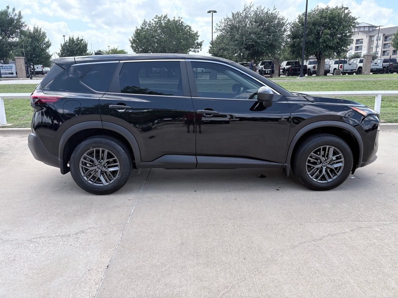 Used 2023 Nissan Rogue S FWD image 3